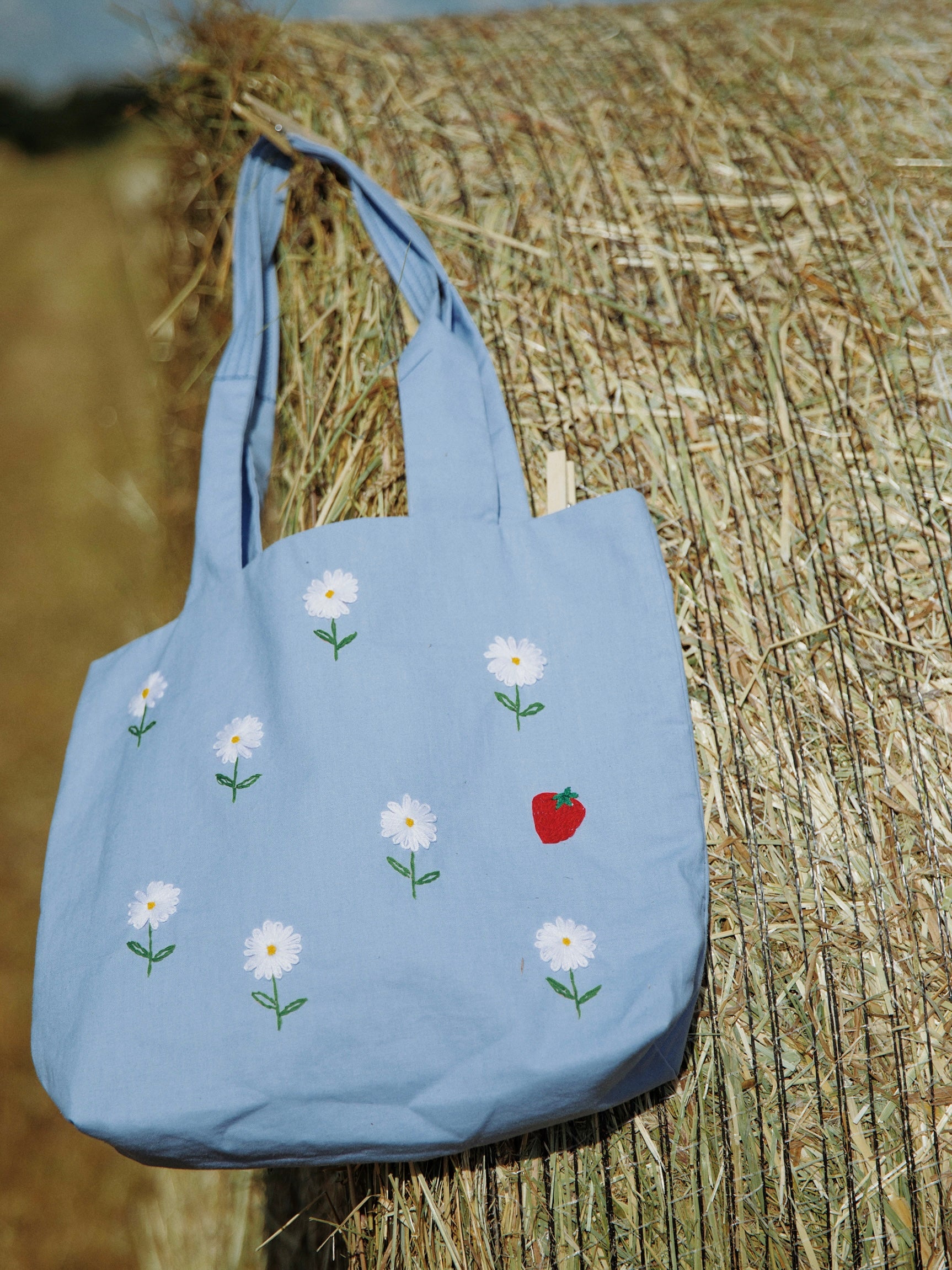 Hand embroidery daisy bag