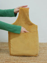 Charger l&#39;image dans la galerie, Handmade plank document bag
