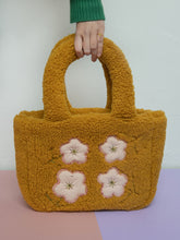 Charger l&#39;image dans la galerie, Handmade shearling tote
